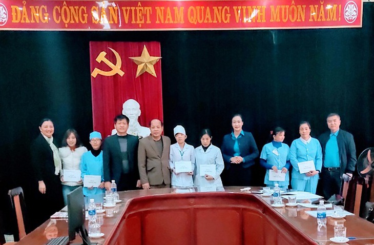 Trao quà Tết sum vầy cho cán bộ y tế có hoàn cảnh khó khăn tại Thanh Hóa