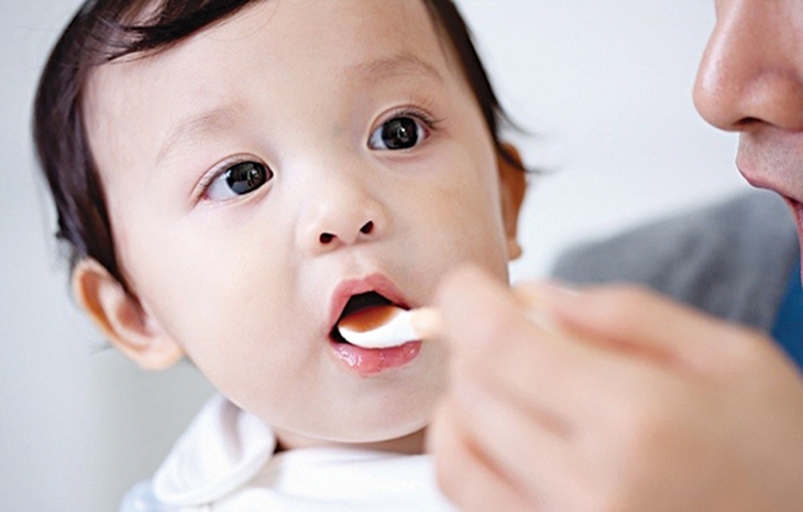 Có cần cho con uống vitamin và khoáng chất bổ sung?