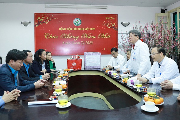 Chủ tịch Tổng Liên đoàn Lao động tặng quà cán bộ y tế trực Tết