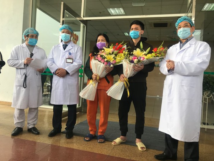 2 bệnh nhân dương tính COVID-19 ra viện