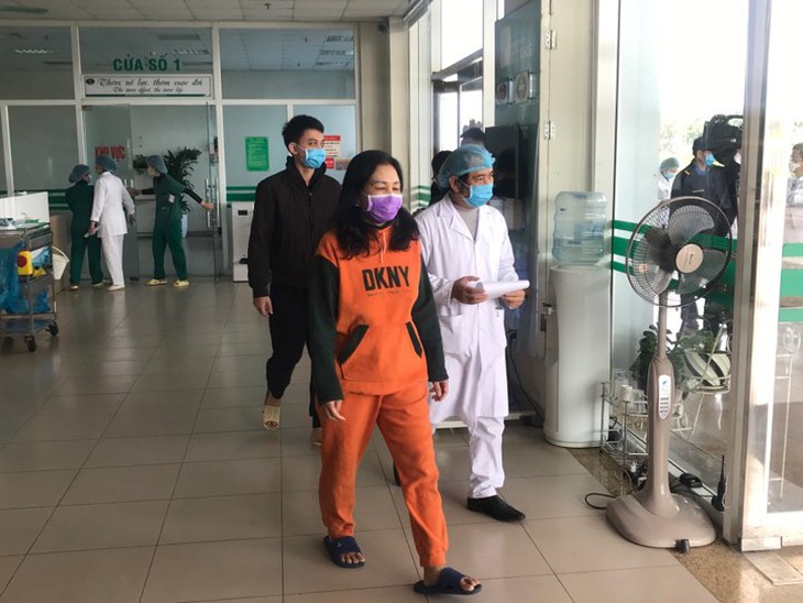 2 bệnh nhân dương tính COVID-19 ra viện