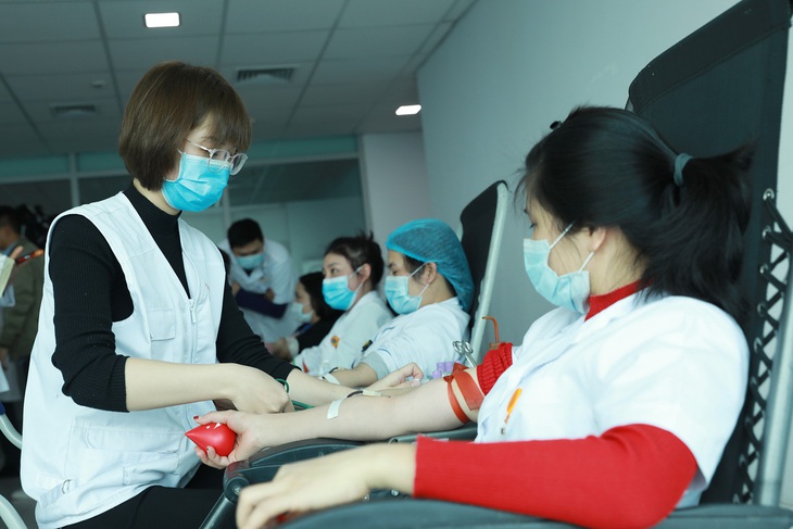 Nữ điều dưỡng xinh đẹp hiến máu cứu người giữa dịch COVID-19