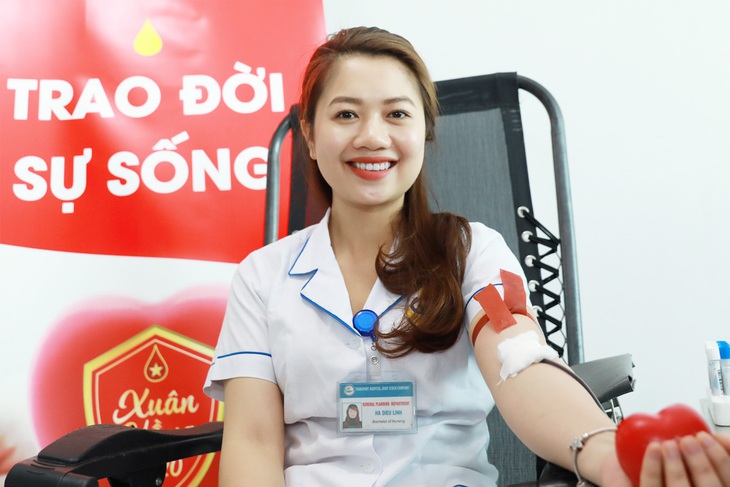 Nữ điều dưỡng xinh đẹp hiến máu cứu người giữa dịch COVID-19