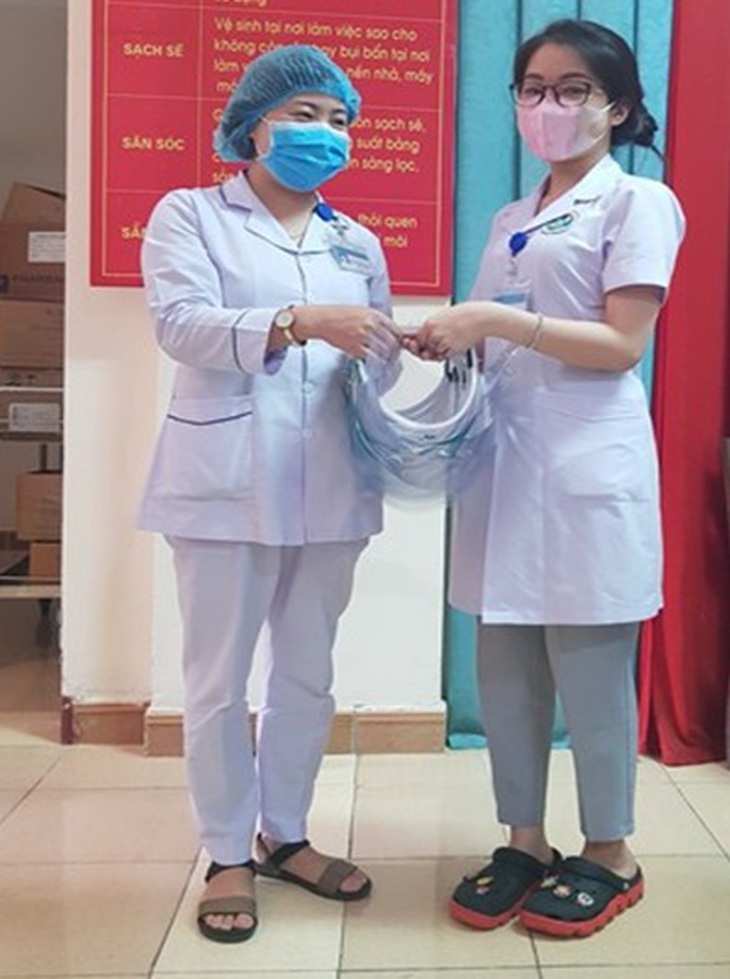 BVĐK Hà Tĩnh tự làm kính chắn giọt bắn phòng tránh lây nhiễm chéo COVID-19
