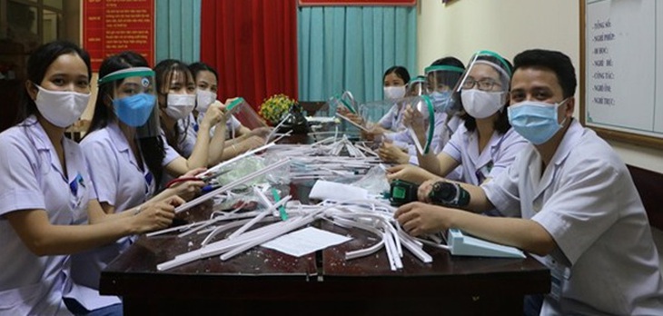 BVĐK Hà Tĩnh tự làm kính chắn giọt bắn phòng tránh lây nhiễm chéo COVID-19