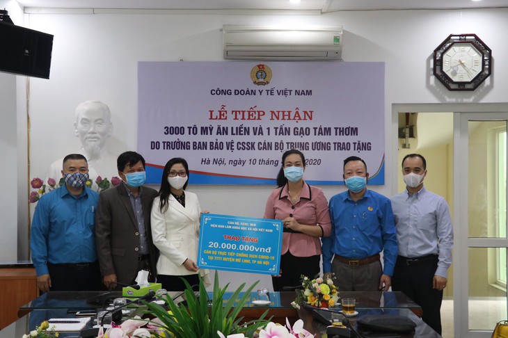 Tiếp nhận hỗ trợ cán bộ y tế và người dân tại Hà Nội phòng, chống dịch COVID-19