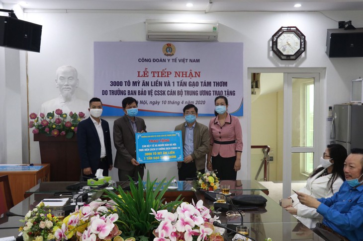 Tiếp nhận hỗ trợ cán bộ y tế và người dân tại Hà Nội phòng, chống dịch COVID-19