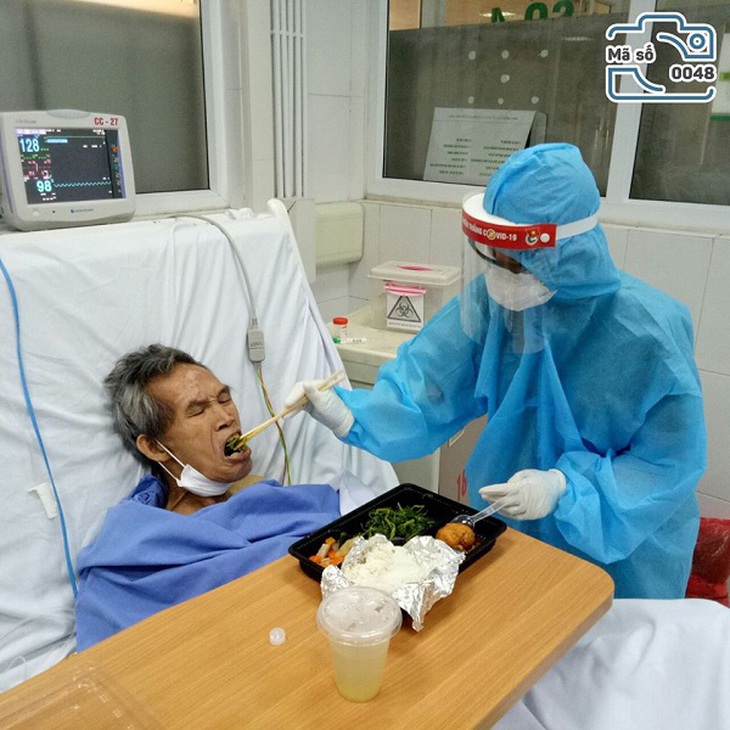 Những hình ảnh đẹp trong “Chiến sỹ áo trắng trên mặt trận chống COVID-19”