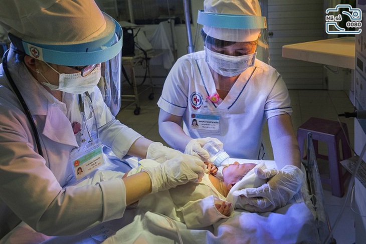 Những hình ảnh đẹp trong “Chiến sỹ áo trắng trên mặt trận chống COVID-19”