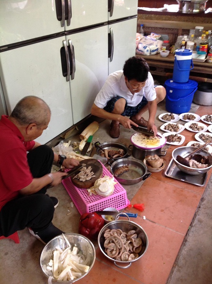 Vân vi chuyện cỗ lòng