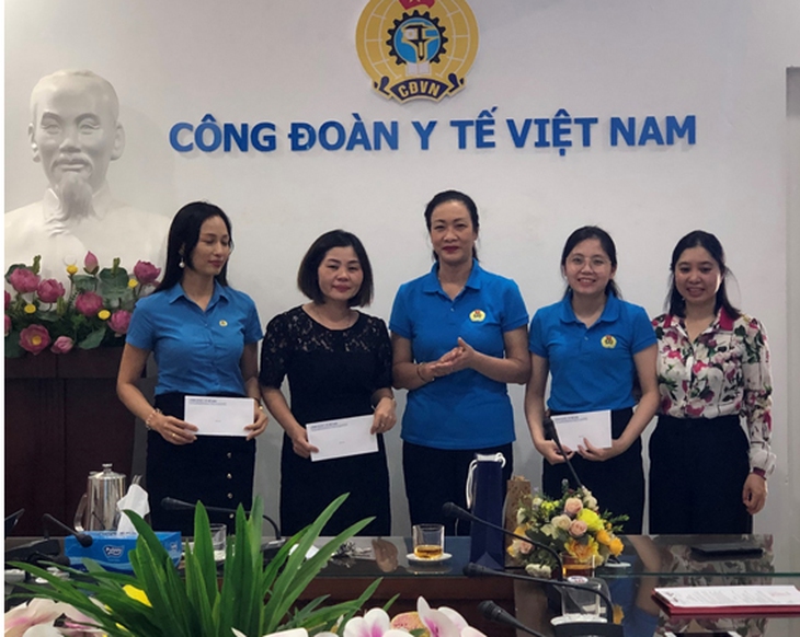 CĐYTVN trao hỗ trợ đoàn viên bị ảnh hưởng bởi dịch COVID-19