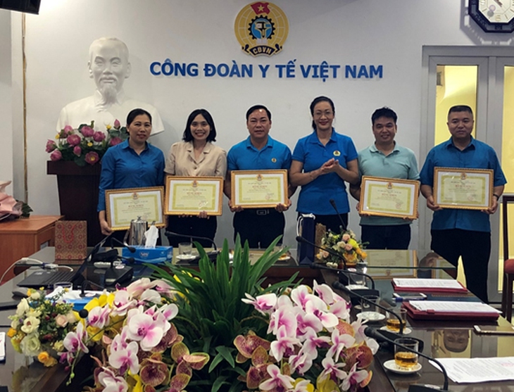 CĐYTVN trao hỗ trợ đoàn viên bị ảnh hưởng bởi dịch COVID-19