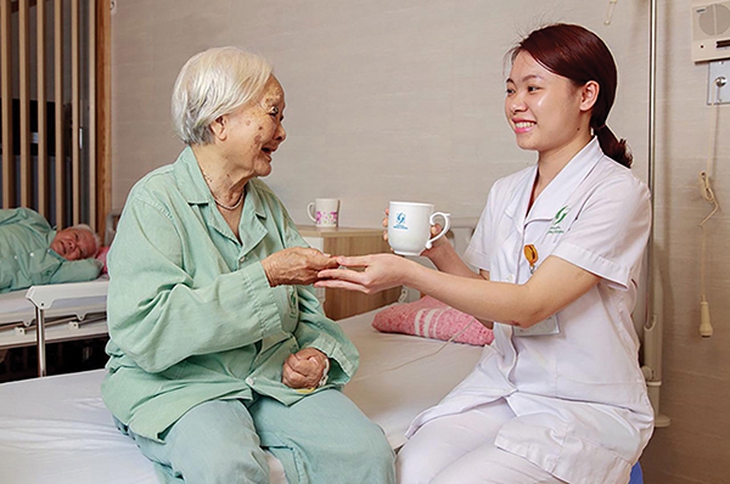 Những lưu ý  khi dùng thuốc cho người cao tuổi tại nhà