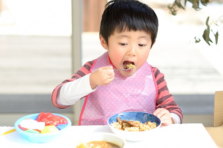 Hãy để trẻ ăn, đừng bắt trẻ ăn