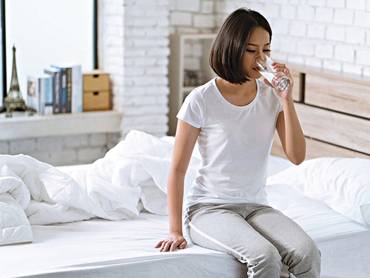 uống nước khi đói