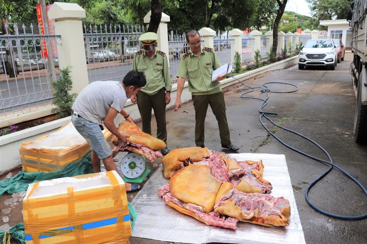 Phát hiện 300kg  thịt lợn bốc mùi hôi thối đang trên đường đi tiêu thụ