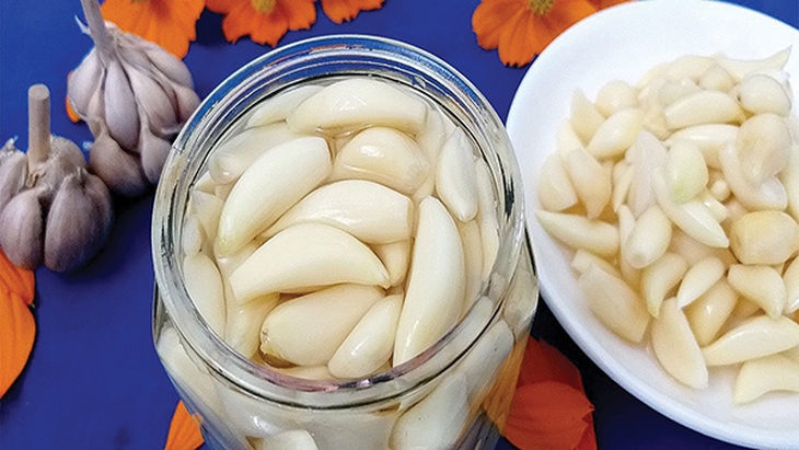 Ngâm tỏi chữa bệnh phụ khoa