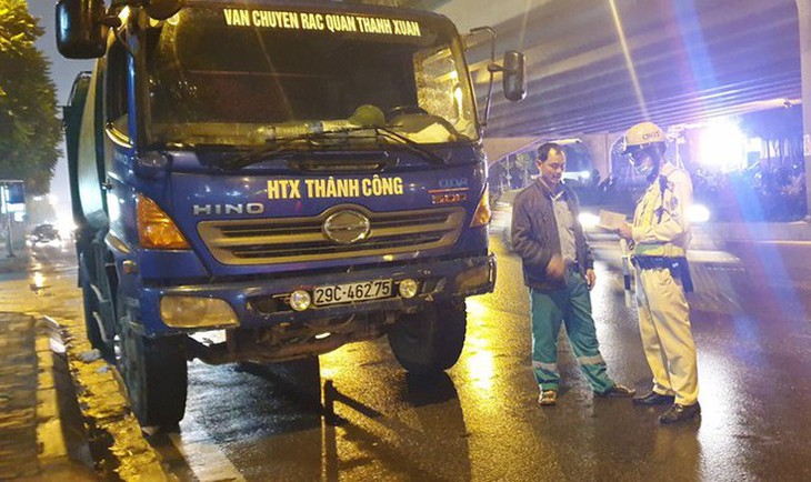 Xử lý xe môi trường xả thải bẩn ra đường