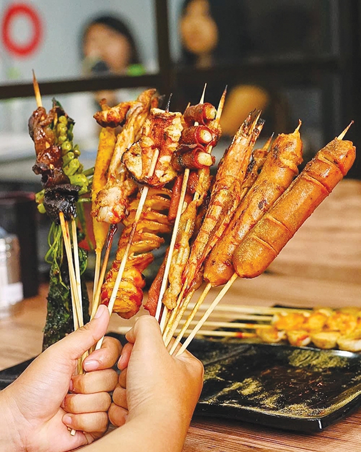 Ăn vặt xiên que và những “mũi nhọn” nguy hiểm