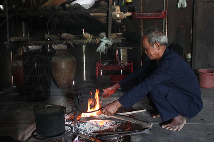 Đốt than sưởi ấm trong ngày đông