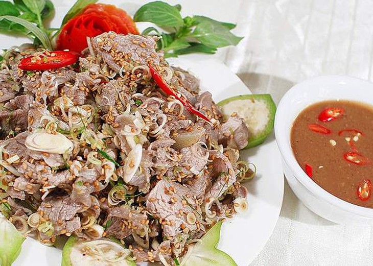 Ăn gỏi tái
