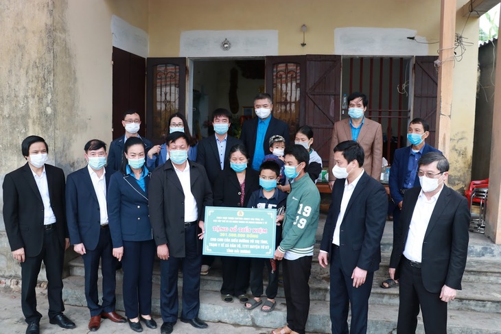 Thứ trưởng  Đỗ Xuân Tuyên thăm hỏi nhân viên y tế bị tử vong khi tham gia chống dịch