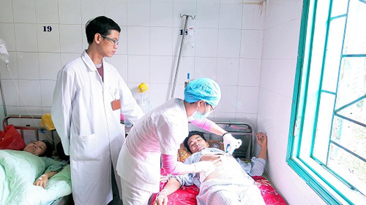 Bác sĩ Ngô Phương Tú cùng y tá khoa Ngoại Tổng hợp chăm sóc bệnh nhận sau mổ