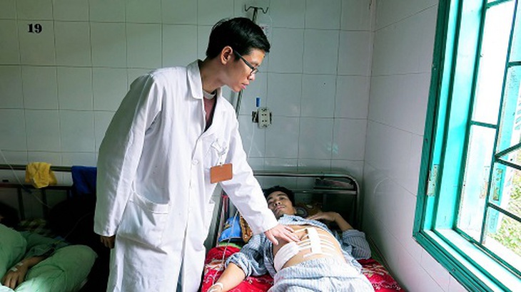 Bác sĩ Tú theo dõi sức khỏe bệnh nhân Thiết sau hậu phẫu ngày thứ 3