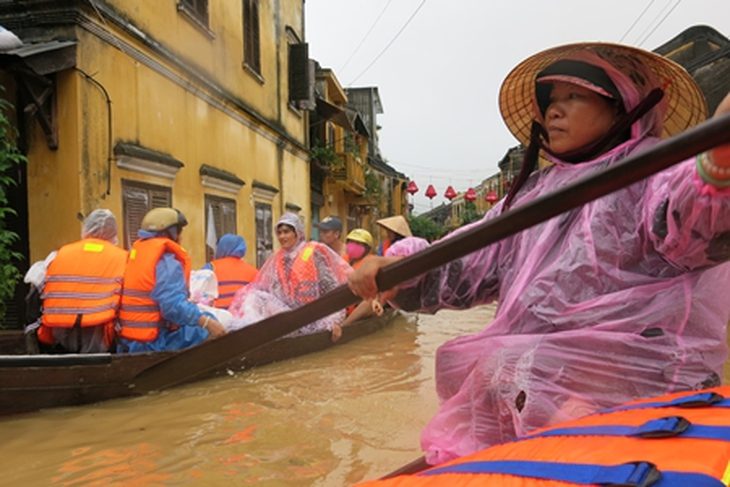 Phố cổ Hội An chìm trong biển nước.