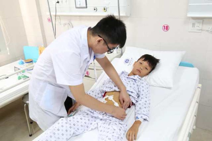 Tập xe đạp, bé trai chấn thương bụng kín vỡ ruột non