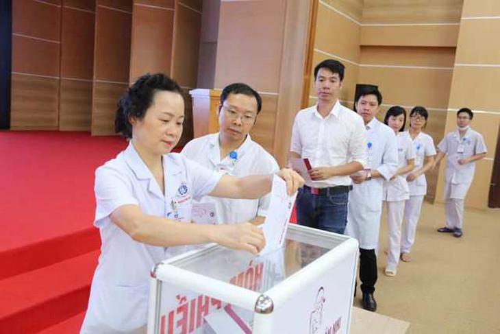 Y bác sĩ góp tiền hỗ trợ bệnh nhân nghèo người Lào- Ảnh 3.
