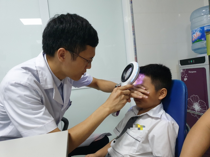 Bé trai đầu tiên được ghép tế bào tự thân chữa bạch biến, hồi sinh những 'mảnh da non'