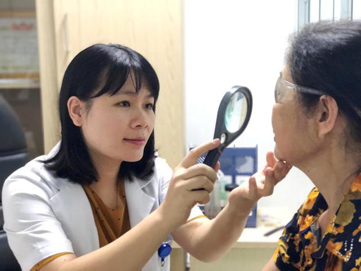 Kiến khoang tái xuất, bác sĩ chỉ cách phân biệt thương tổn da với bệnh zona