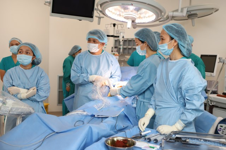 Truyền ối cho thai phụ thiểu ối cứu thai nhi khỏe mạnh từ trong bụng mẹ