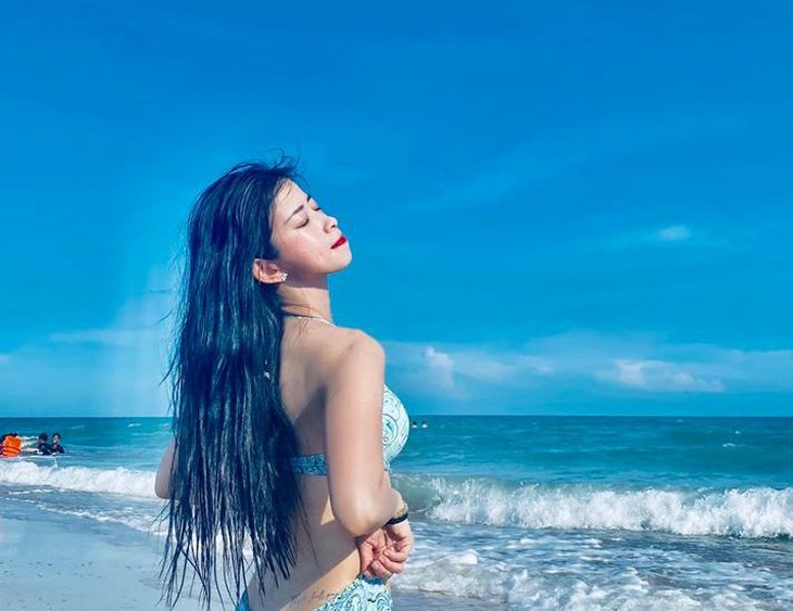 Hot girl làng võ  "khoe" đường cong nóng bỏng với bikini