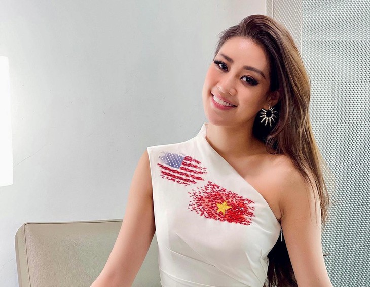Mặc váy in hình quốc kỳ Việt – Mỹ,  Khánh Vân gây sốt  khi đến Miss Universe