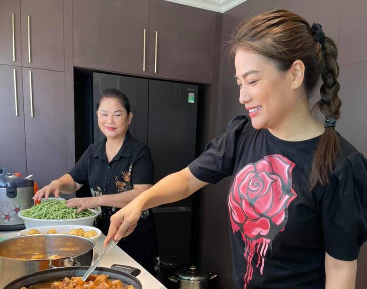 Làm thiện nguyện giữa tâm bão COVID-19, Trương Ngọc Ánh được khen: Đã đẹp người còn đẹp nết