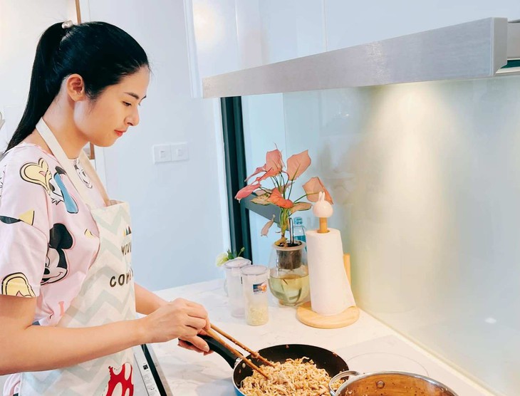 Vào bếp cùng Hoa hậu Ngọc Hân