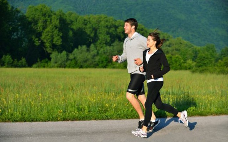 Chạy bộ hoặc đi bộ với tốc độ nhanh 5 lần trong tuần giúp làm chậm quá trình lão hóa