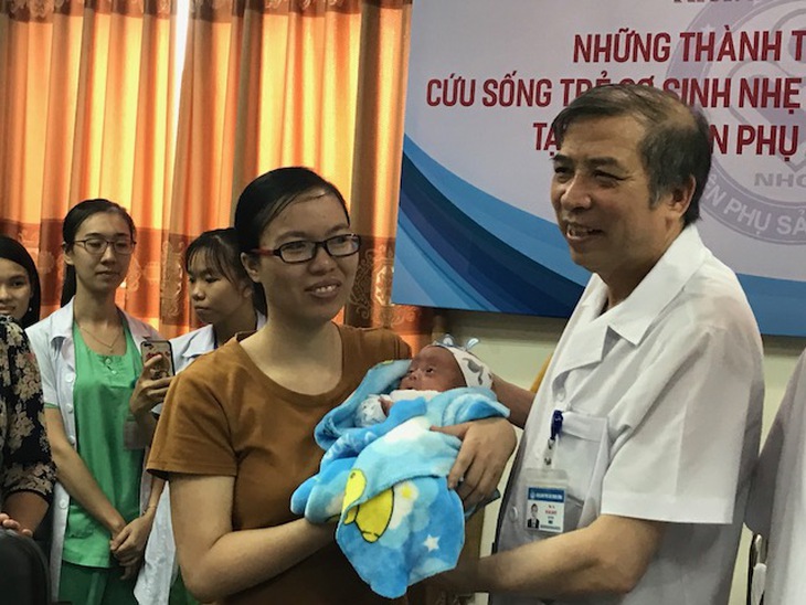 Cứu ngoạn mục trẻ sinh non nặng 500gram của vợ chồng hiếm muộn