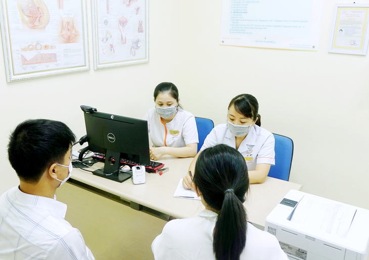 Các cặp vợ chồng hiếm muộn được thụ tinh ống nghiệm miễn phí
