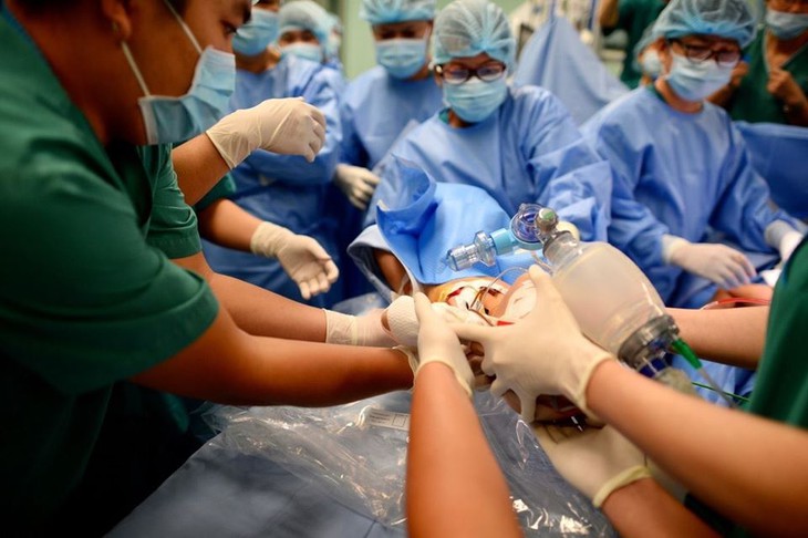 Thủ tướng Nguyễn Xuân Phúc, Quyền Bộ trưởng Nguyễn Thanh Long chúc mừng êkip phẫu thuật tách cặp song sinh