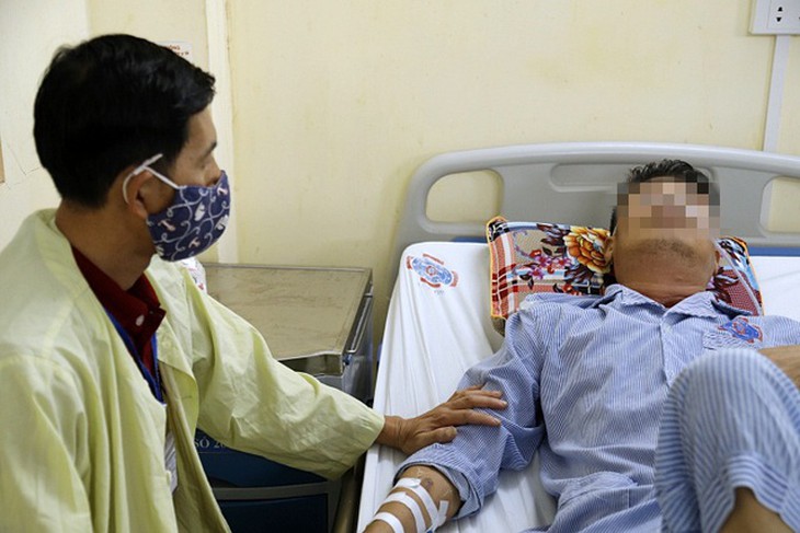 Khàn tiếng kéo dài, cụ ông 75 tuổi được phát hiện ung thư thanh quản- Ảnh 2.