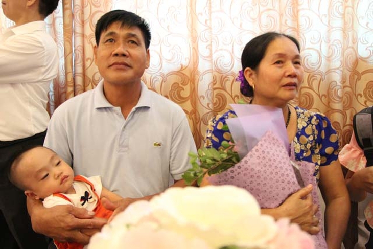 Chuyện lạ: Cô giáo về hưu sinh con ở tuổi 60, nuôi con hoàn toàn bằng sữa mẹ