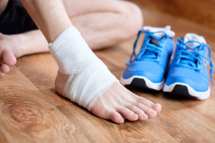 Sơ cứu đúng cách khi trật mắt cá chân