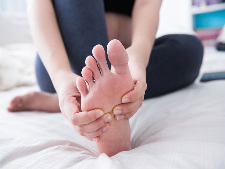 Mát xa chân với dầu dừa