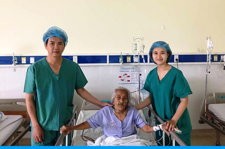 Lấy 15 viên sỏi khủng trong ống mật cụ bà 94 tuổi