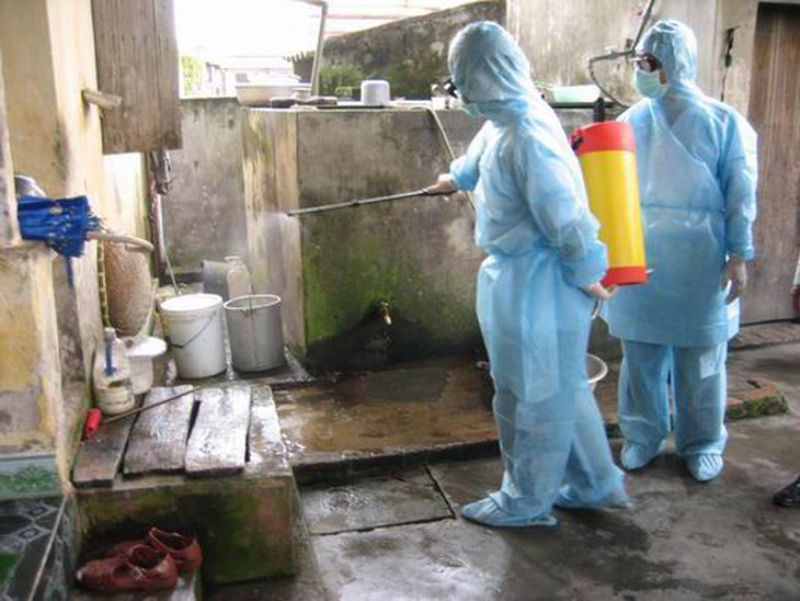 Phun thuốc diệt muỗi phòng chống dịch sốt xuất huyết.