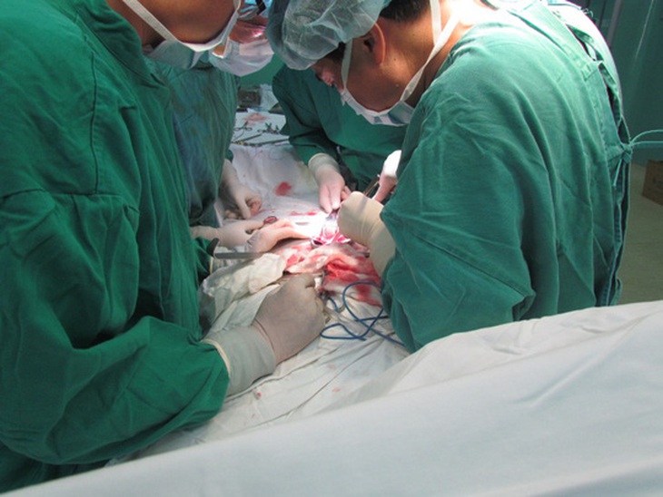 U thận khủng nặng 3,5 kg được phối hợp điều trị thành công tắc mạch trước khi cắt