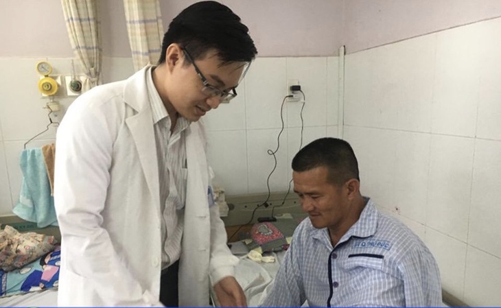 Cứu lại bàn tay đứt gân cho "hiệp sĩ" hỗ trợ công an bắt cướp